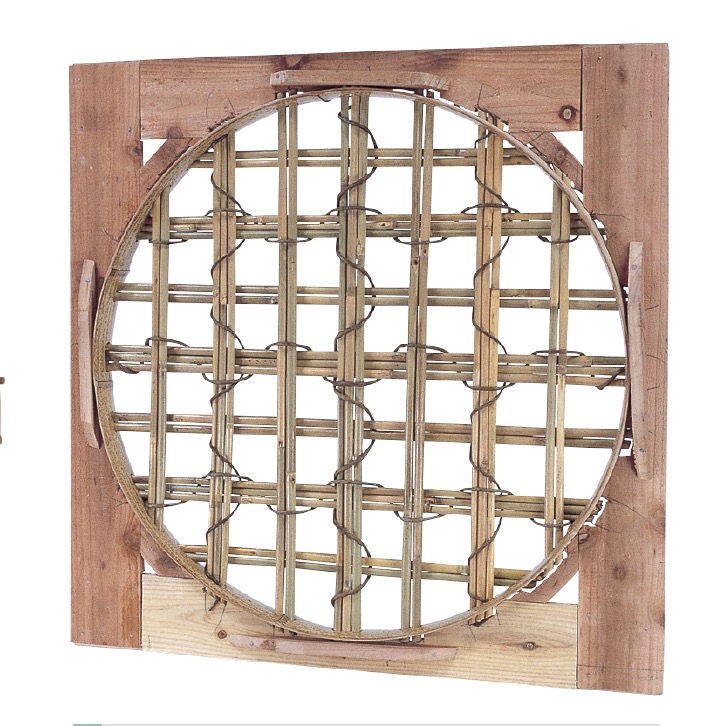 木枠付錆竹縁付矢竹下地丸窓(きわくつきさびたけふちつきやだけしたじまるまど)